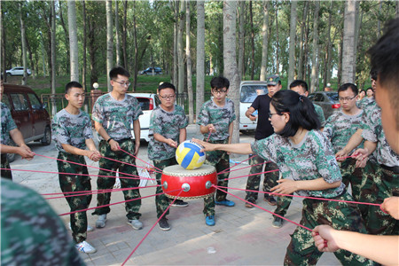 击鼓颠球 橄榄绿训练营